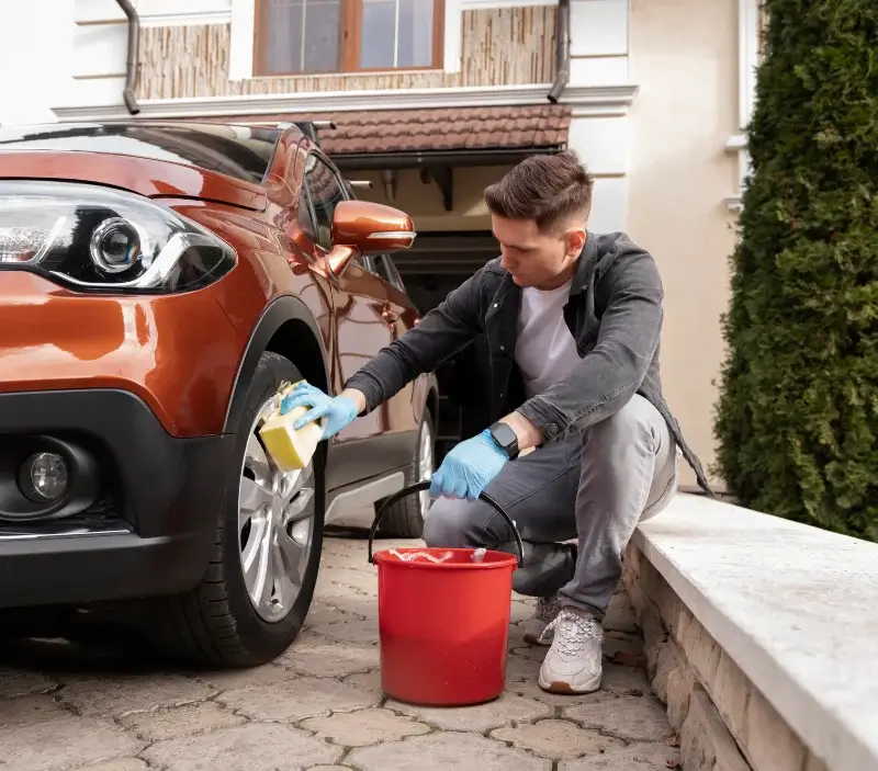 Lavage auto à domicile Saint-Ouen-d'Aunis : professionnel intervenant sur un véhicule